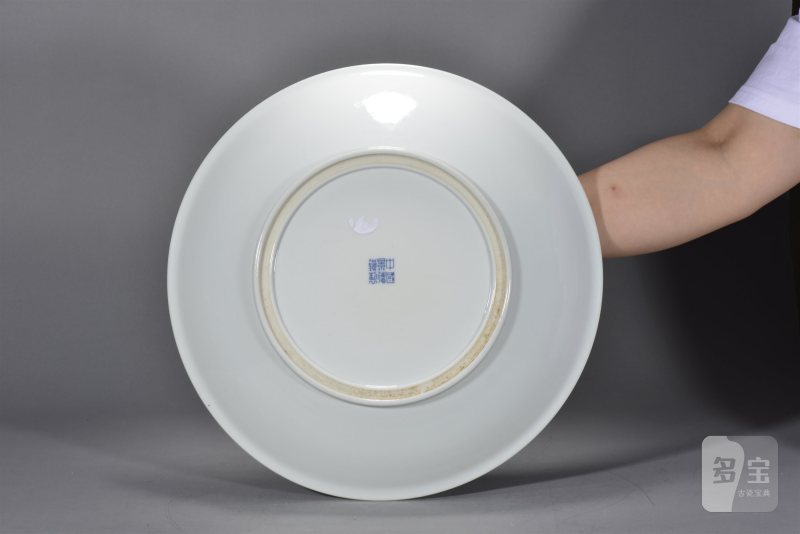近现代 景德镇陶研所青花蝶恋花大盘 - 图3